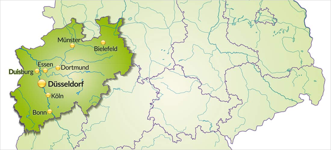 Eine Land-Karte vom Bundes-Land Nordrhein Westfalen. Diese Städte sind eingezeichnet: Münster, Bielefeld, Essen, Dortmund, Duisburg, Düsseldorf, Köln und Bonn. Im Hintergrund ein Teil von einer Karte aus Deutschland.